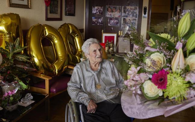 Paulina, en su casa de Iturrama, recibe un ramo de flores en su 100 cumplea&ntilde;os.