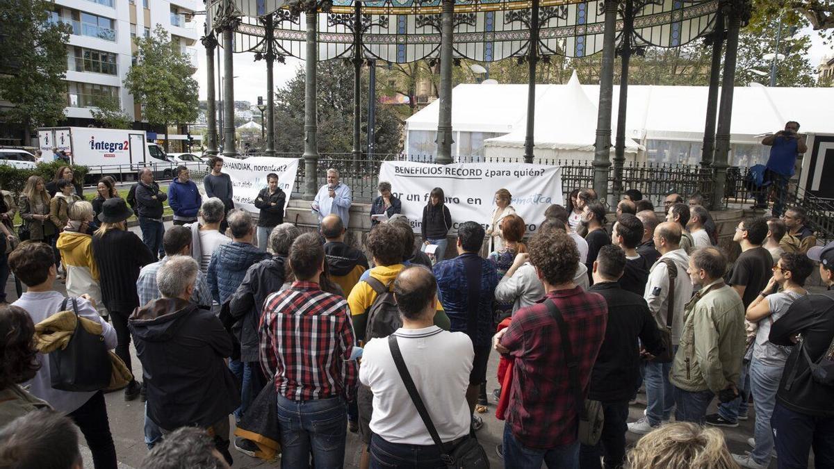 Concentración de los sindicatos de Ibermática hoy en Donostia.