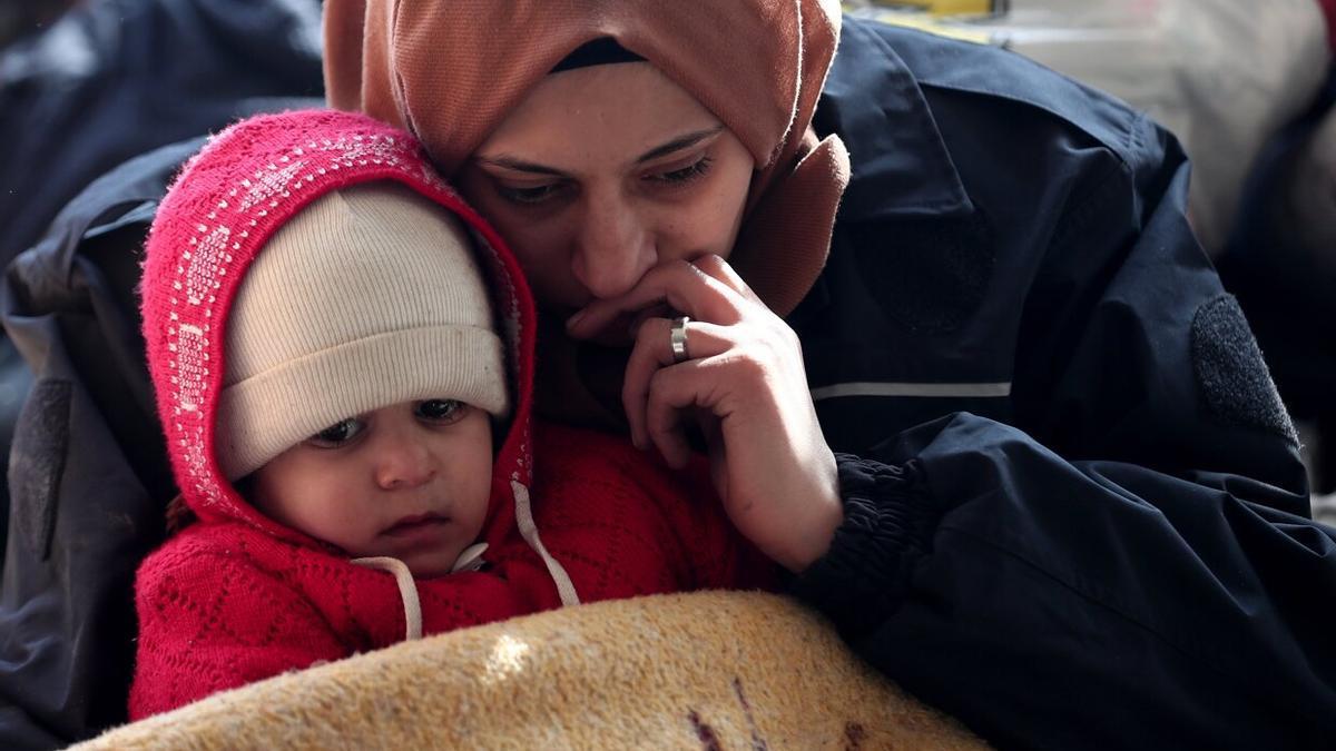 Una madre y su hijo esperan a un autobús en Turquía