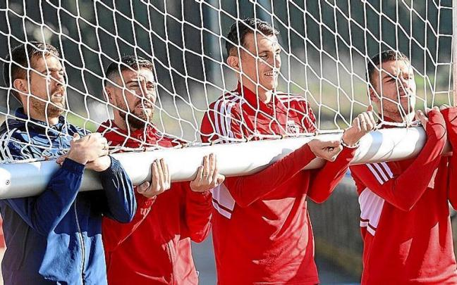 De izquierda a derecha, Aitor Fernández, Moi Gómez, Ante Budimir y el canterano Diego Moreno, cargando ayer con un portería en las instalaciones de Tajonar. De izquierda a derecha, Aitor Fernández, Moi Gómez, Ante Budimir y el canterano Diego Moreno, cargando ayer con un portería en las instalaciones de Tajonar.