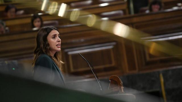 La ministra de Igualdad, Irene Montero, durante su intervenci&oacute;n en el pleno del Congreso.