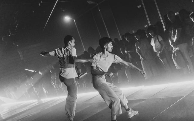 Los bailarines de Kukai Dantza sentirán al público muy de cerca este domingo por la noche en el Frontón Labrit.