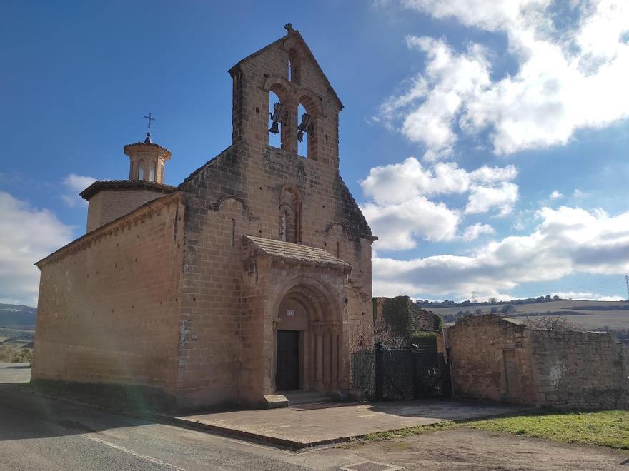 La ermita del Santo Cristo de Cataláin ofrece la novedad de tener la portada al pie de la nave en lugar de en el lateral.
