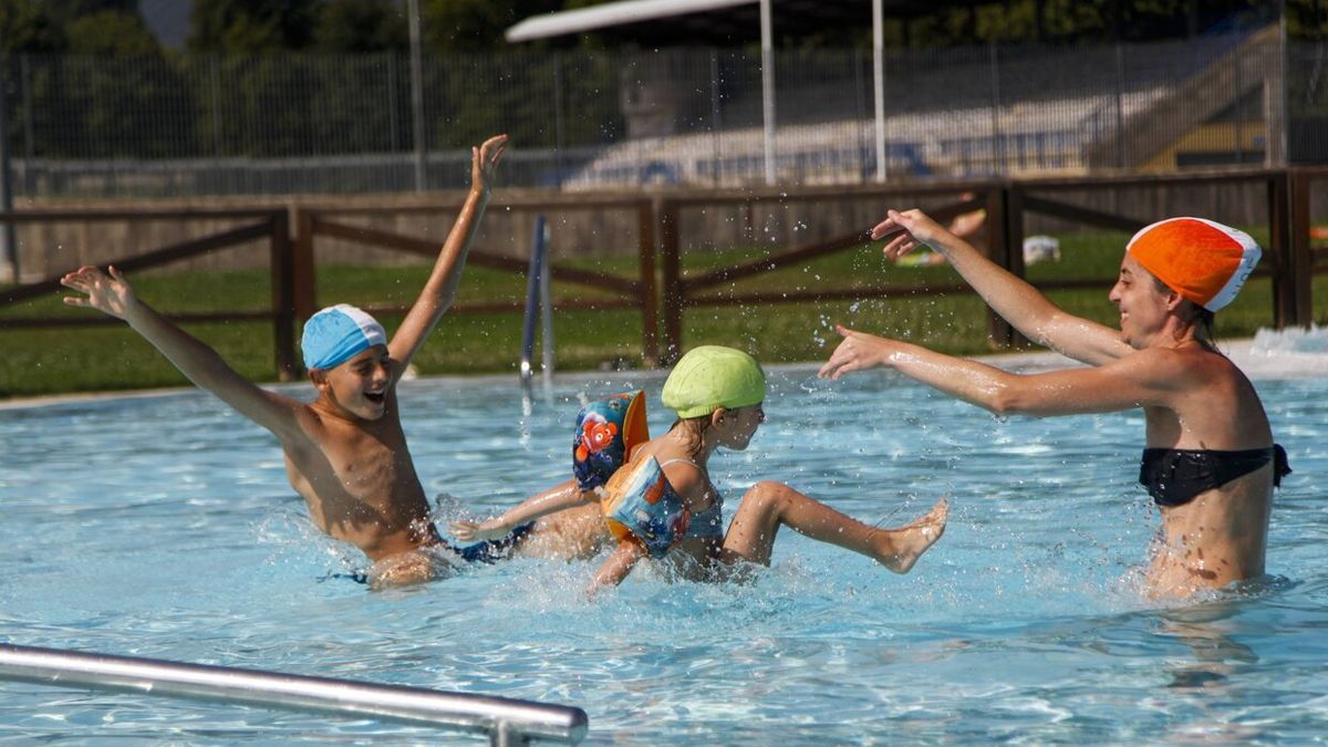 Un grupo de ni&ntilde;os se refresca en las piscinas de Mendizorroza