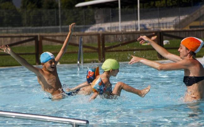 Un grupo de ni&ntilde;os se refresca en las piscinas de Mendizorroza