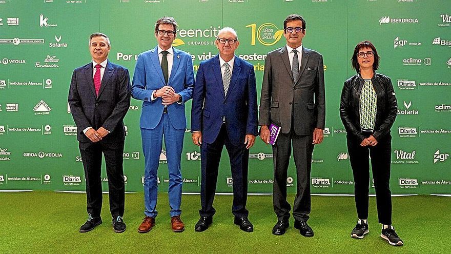 Roberto Ortiz de Urbina, Gorka Urtaran, Juan José Baños, Rui Moreira y Marta Martín posan antes de dar inicio al Foro Green Cities.