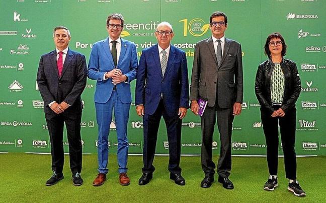 Roberto Ortiz de Urbina, Gorka Urtaran, Juan José Baños, Rui Moreira y Marta Martín posan antes de dar inicio al Foro Green Cities.