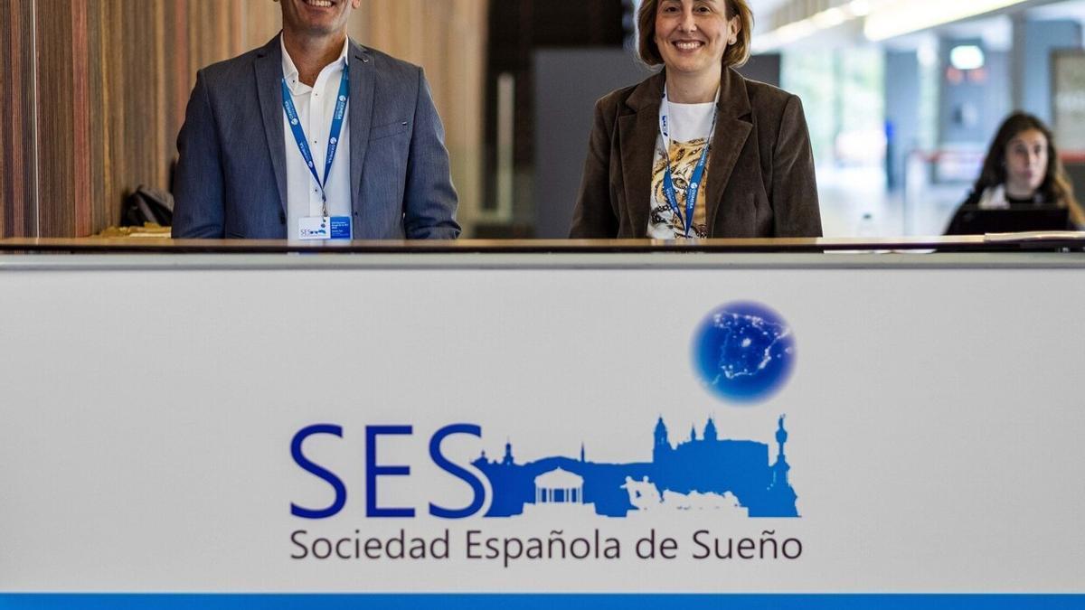 Elena Urrestarazu e Iñaki García posan junto a un cartel de la Sociedad Española del Sueño