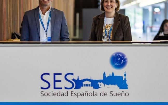 Elena Urrestarazu e Iñaki García posan junto a un cartel de la Sociedad Española del Sueño Elena Urrestarazu e Iñaki García posan junto a un cartel de la Sociedad Española del Sueño