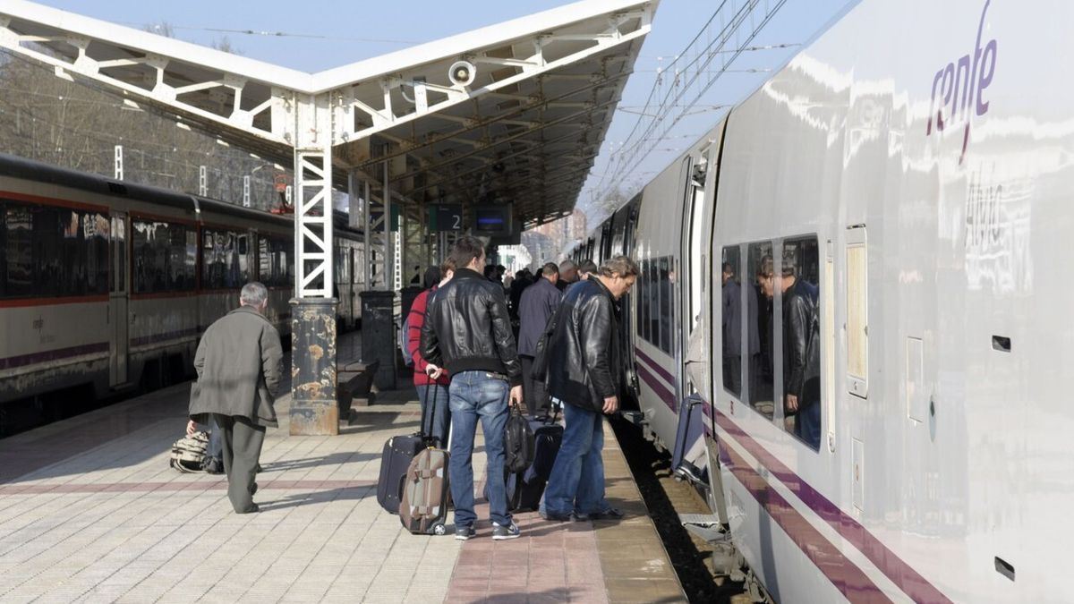 Varias personas acceden a un tren Alvia en la estación de Dato