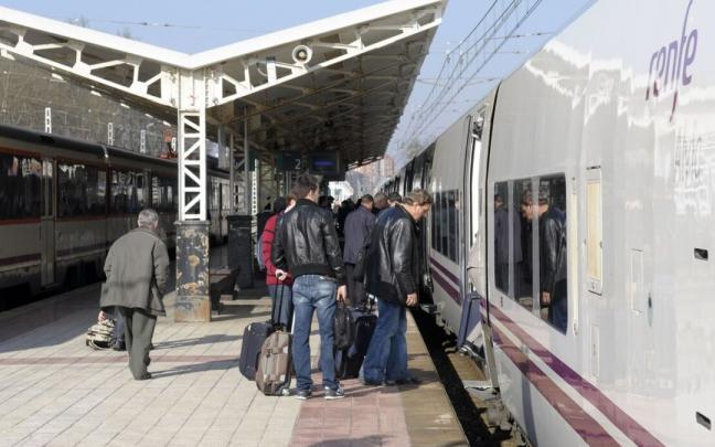 Varias personas acceden a un tren Alvia en la estaci&oacute;n de Dato
