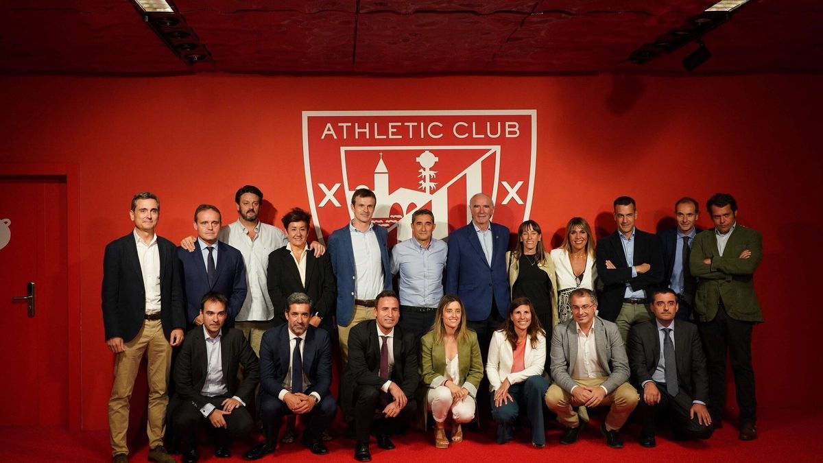 La nueva Junta Directiva del Athletic posa para los medios gráficos con Valverde e Iribar