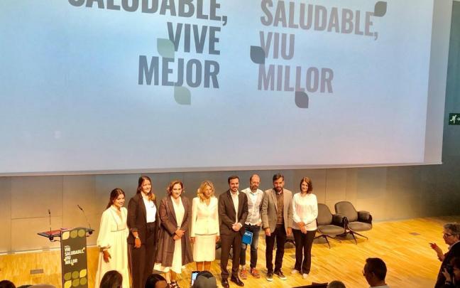 Foto de familia de los participantes en el acto Vive saludable vive mejor, con la alcaldesa Ada Colau y la vicepresidenta y ministra Yolanda Díaz y el ministro Alberto Garzón. EUROPA PRESS 15/10/2022