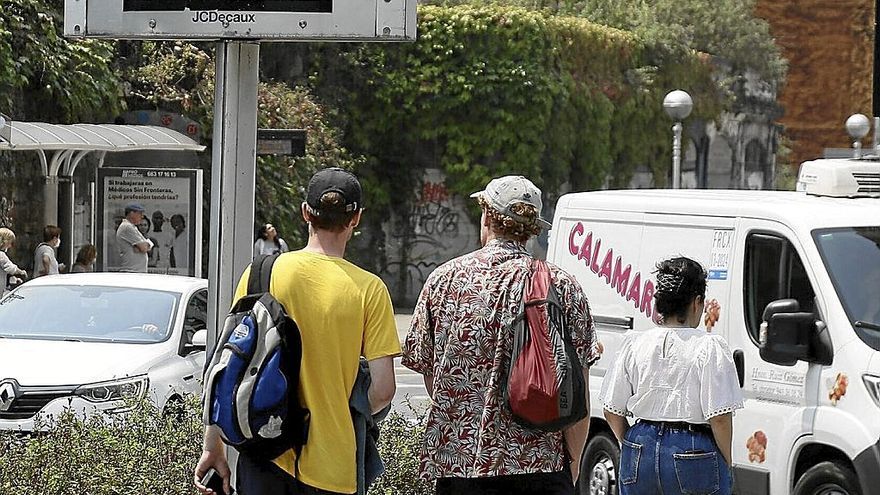 Visitantes en una calle de Donostia.