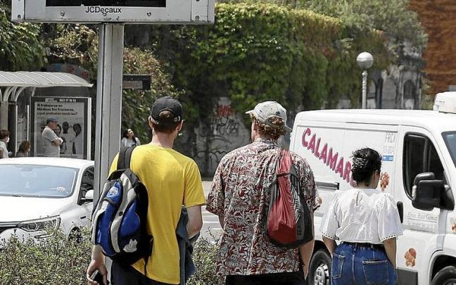 Visitantes en una calle de Donostia.