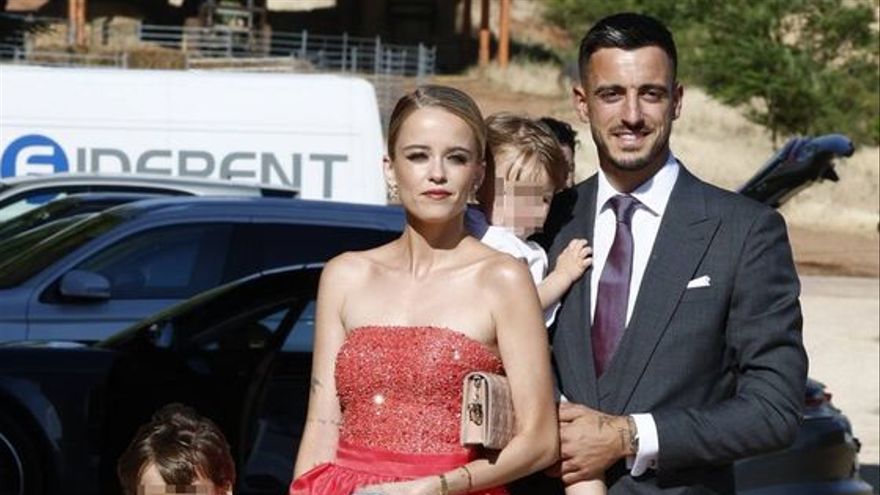 Melanie Ca&ntilde;izares y Joselu Mato en la boda de Dani Carvajal.