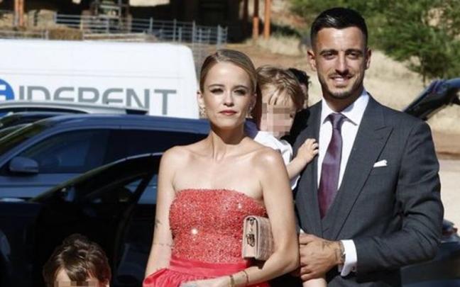 Melanie Ca&ntilde;izares y Joselu Mato en la boda de Dani Carvajal.