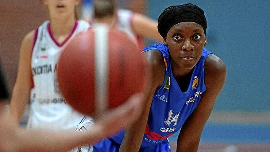 Fatou Pouye, esperando para lanzar unos libres.