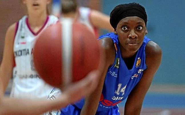 Fatou Pouye, esperando para lanzar unos libres.