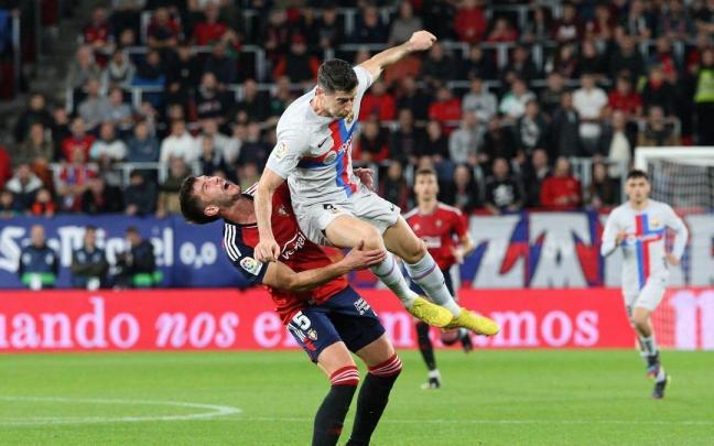 El codo de Lewandowski impact&oacute; en la cara de David Garc&iacute;a y el polaco fue expulsado con dos amarillas.