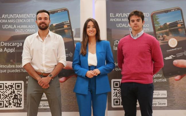 La alcaldesa, junto a los promotores de la iniciativa. La alcaldesa, junto a los promotores de la iniciativa.