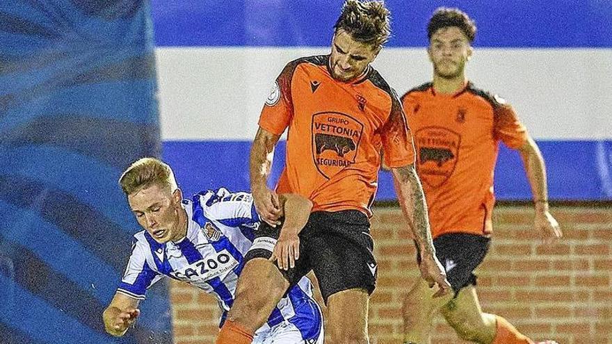 Beñat Turrientes intenta robar un balón a un jugador del Cazalegas durante el partido de Copa disputado el domingo pasado en Talavera de la Reina (Toledo). | FOTO: EFE/MANU REINO