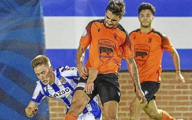 Beñat Turrientes intenta robar un balón a un jugador del Cazalegas durante el partido de Copa disputado el domingo pasado en Talavera de la Reina (Toledo). | FOTO: EFE/MANU REINO