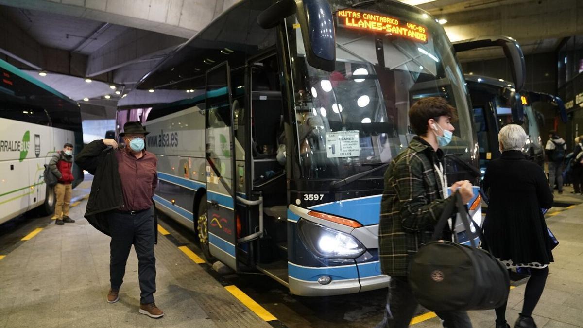 Viajeros y viajeras bajan en la estación de Donostia de un autobús procedente de Llanes y que circula dentro de una de las rutas incluida en los abonos gratuitos.