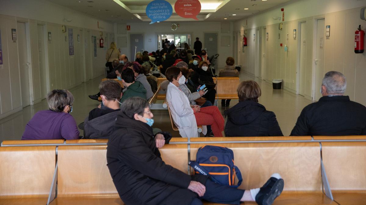 Pacientes en el primer día de la huelga convocada por el Sindicato Médico de Navarra.