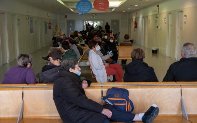 Pacientes en el primer día de la huelga convocada por el Sindicato Médico de Navarra. Pacientes en el primer día de la huelga convocada por el Sindicato Médico de Navarra.