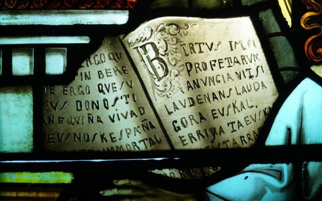 En medio de frases en lat&iacute;n, aparece la frase &lsquo;Gora Euskal Erriya&rsquo;.