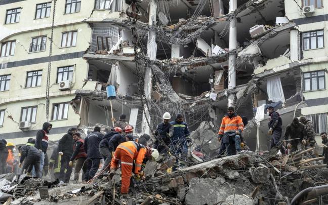 Personal de emergencias buscan supervivientes entre los escombros de un edificio derruido, este lunes en Diyarbakir (Turquía)