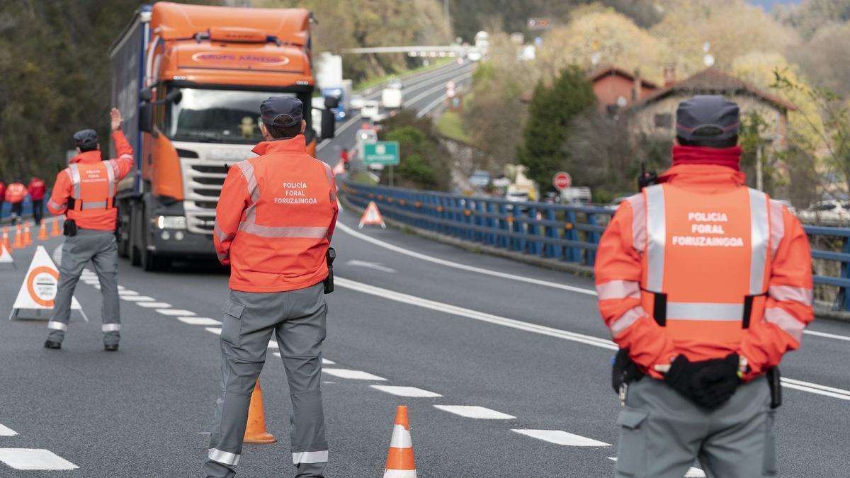 Agentes de la Policía Foral en un control cerca de Endarlatza.