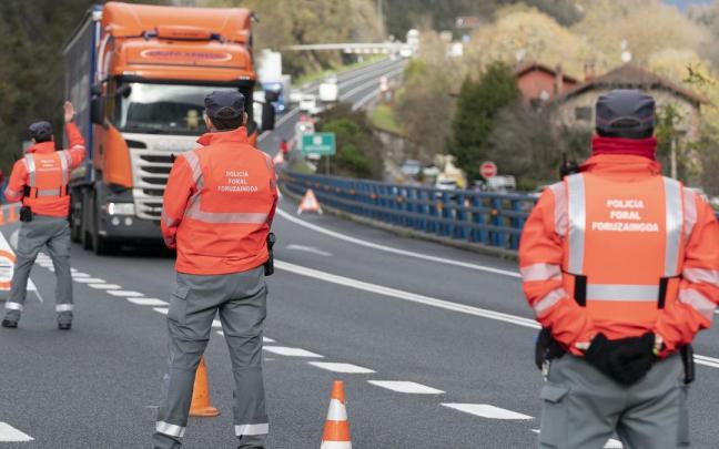 Agentes de la Policía Foral en un control cerca de Endarlatza.