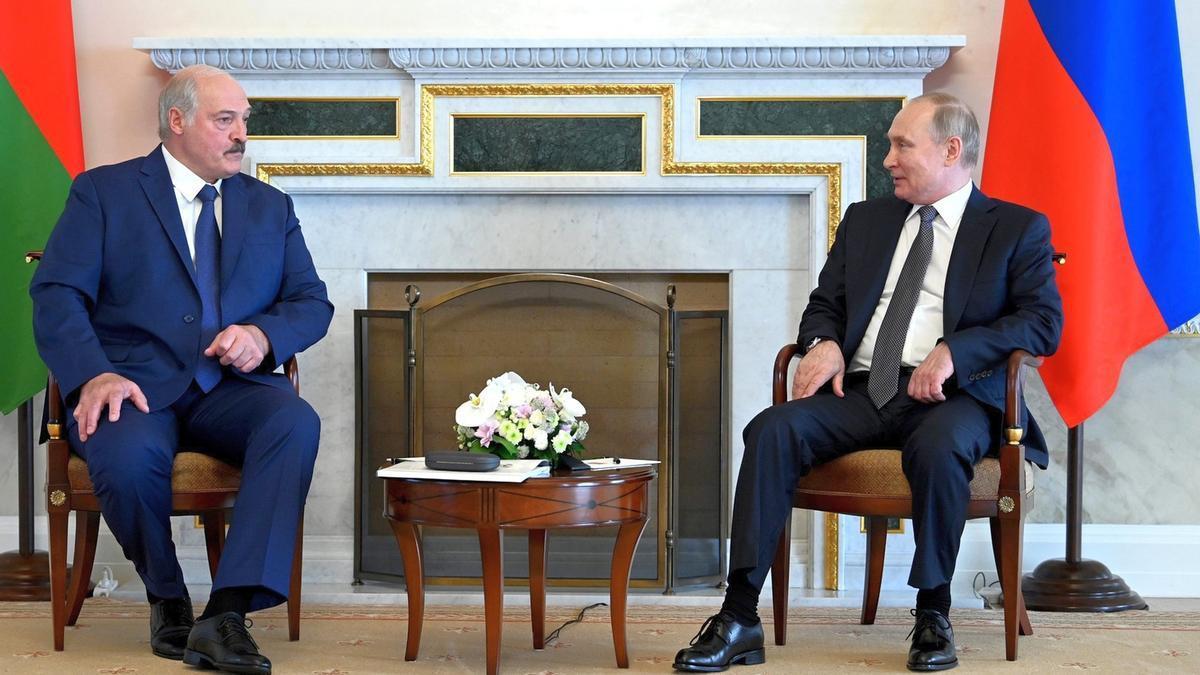 El presidente ruso, Vladímir Putin, habla con el presidente bielorruso, Alexander Lukashenko, en una reunión en San Petersburgo.