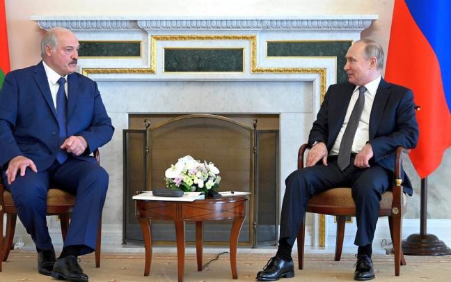 El presidente ruso, Vlad&iacute;mir Putin, habla con el presidente bielorruso, Alexander Lukashenko, en una reuni&oacute;n en San Petersburgo.