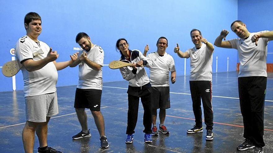 Jon, Adrián, Gema, Mikel, Carlos y Aitor forman el grupo de pala adaptada. | FOTO: DNA