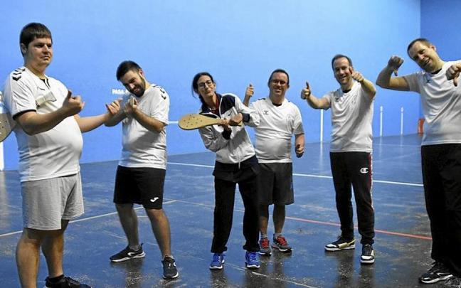 Jon, Adri&aacute;n, Gema, Mikel, Carlos y Aitor forman el grupo de pala adaptada. | FOTO: DNA