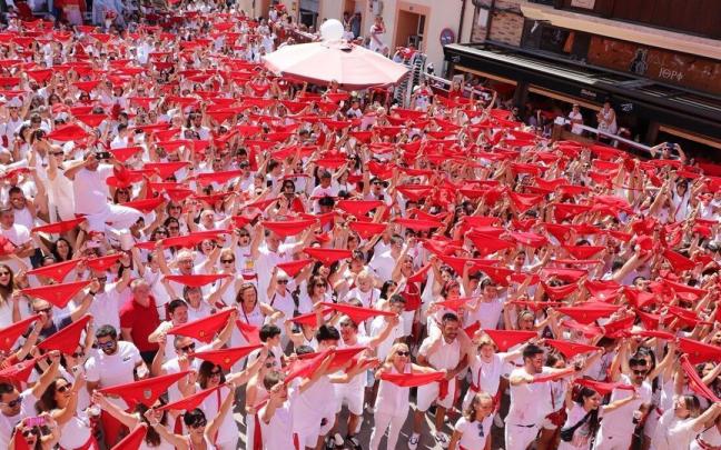 La plaza de los Fueros de Fusti&ntilde;ana instantes antes de que estallara el primer cohete.