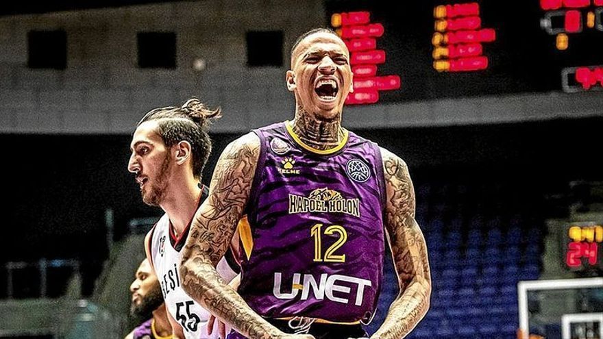 Michale Kyser celebra una buena acción con su anterior equipo, el Hapoel Holon.