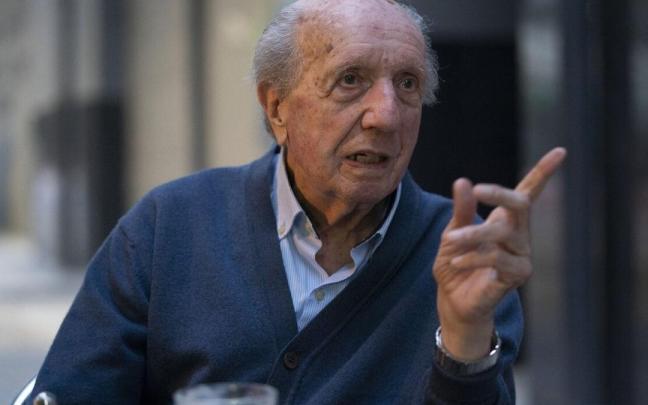 Guillermo Iguaran en una terraza de su Pasai Antxo natal