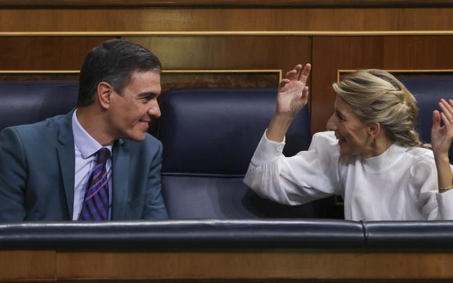 Pedro Sánchez junto a Yolanda Díaz en el Congreso.