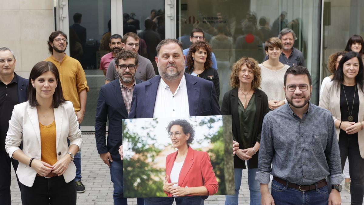 Junqueras, acompañado de Aragonès y Vilalta y con la imagen de Marta Rovira, en la presentación de su candidatura para ser reelegido presidente de ERC.