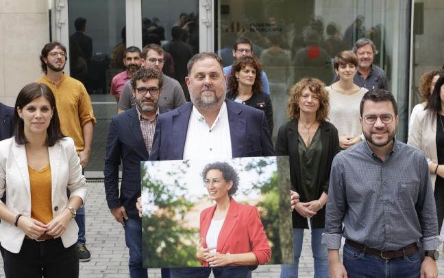 Junqueras, acompañado de Aragonès y Vilalta y con la imagen de Marta Rovira, en la presentación de su candidatura para ser reelegido presidente de ERC. Junqueras, acompañado de Aragonès y Vilalta y con la imagen de Marta Rovira, en la presentación de su candidatura para ser reelegido presidente de ERC.
