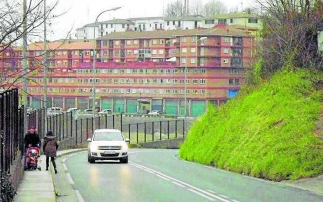 Una mujer se pasa a la calzada al encontrarse con otro peatón en el tramo aún por ejecutar.