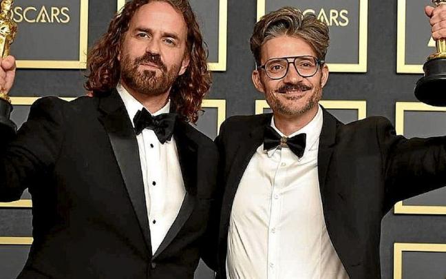 Leo Sánchez y Alberto Mielgo (a la derecha), recogiendo su Oscar. | FOTO: EFE