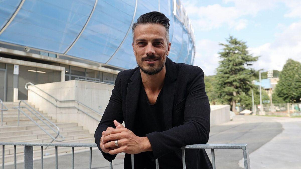 El entrenador Ruben de la Barrera posa delante de Anoeta