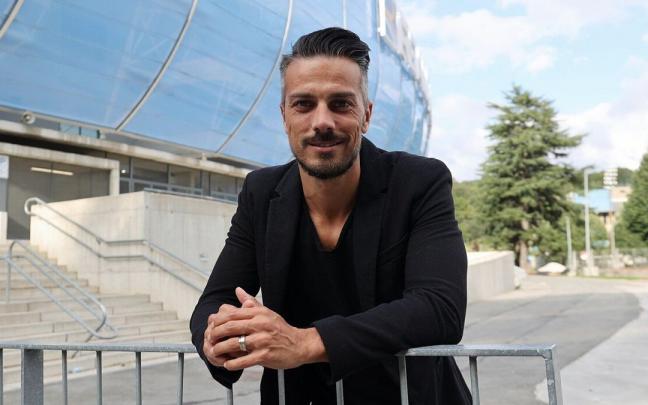 El entrenador Ruben de la Barrera posa delante de Anoeta