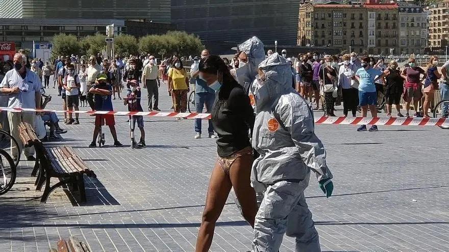 Momento en el que la surfista fue detenida tras salir del agua en la Zurriola