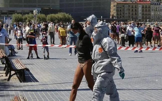 Momento en el que la surfista fue detenida tras salir del agua en la Zurriola Momento en el que la surfista fue detenida tras salir del agua en la Zurriola